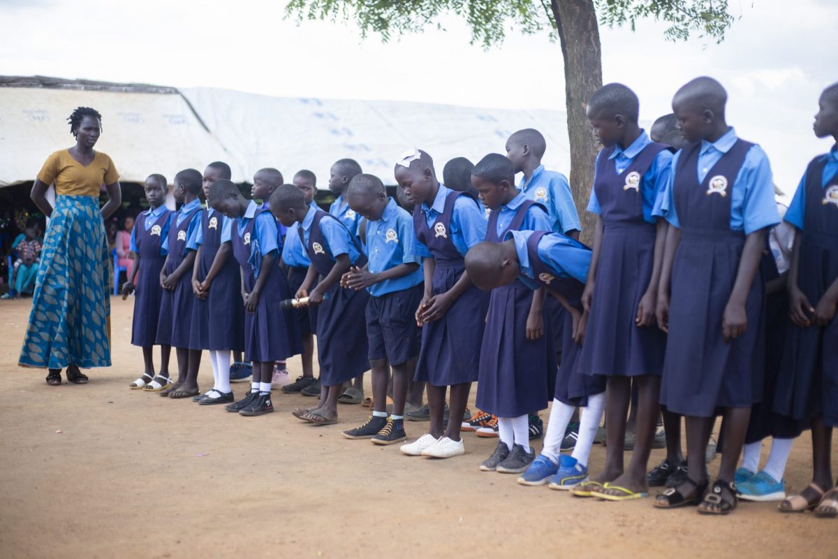 Jungs und Mädels warten im Schulgof in Palabek