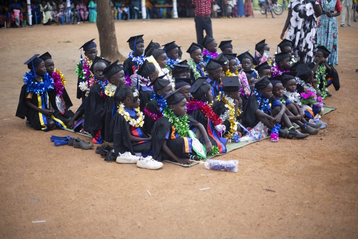 Waten auf das Diplom an der Palabek Nursery School