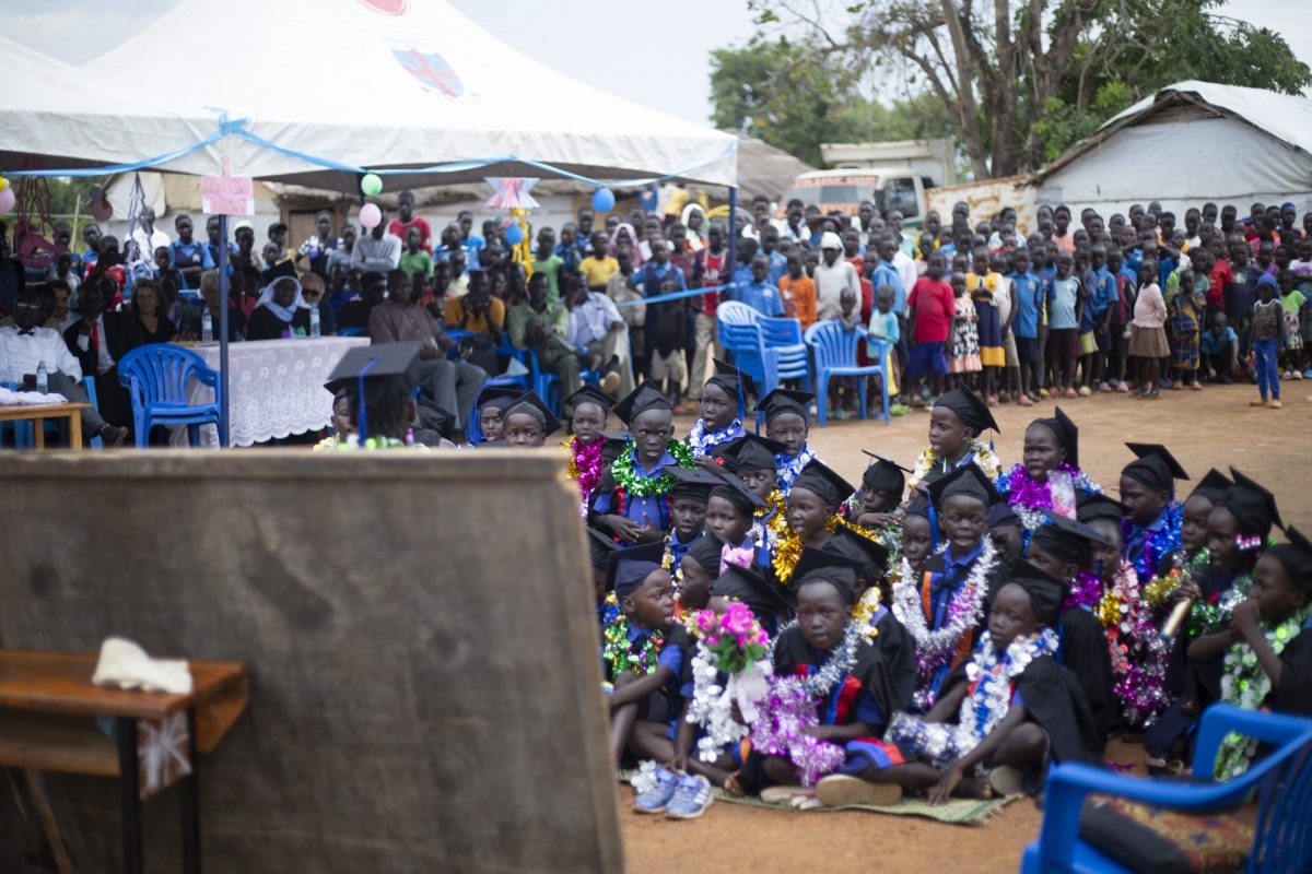 Atepy Nursery Abschlussfeier. Warten auf das Diplom