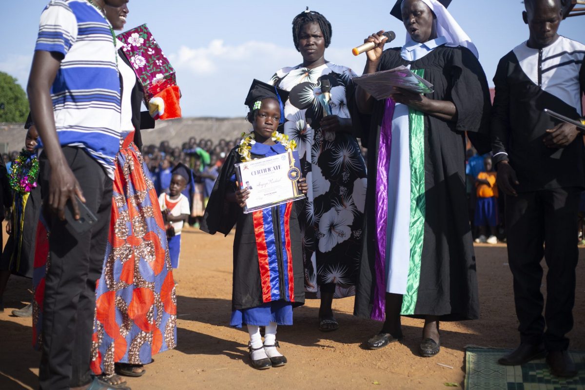 Hurra Diplom an der  Abschlussfeier bekommen