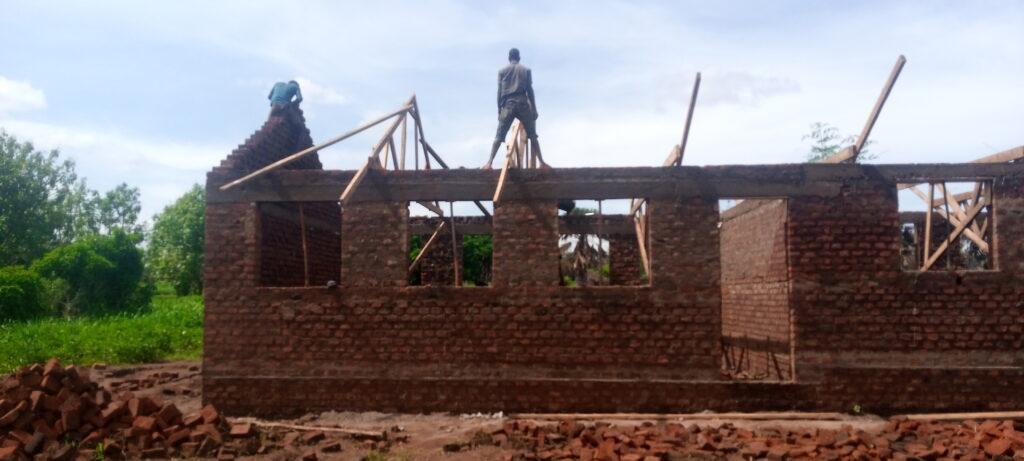 Schulgebäude  Dachaufbau Pajok, Südsudan 2021