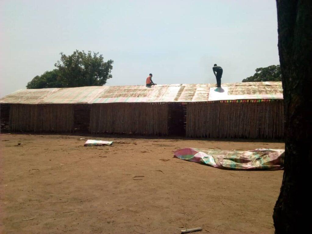 Neues Dach Flüchtlingscamp Palabek